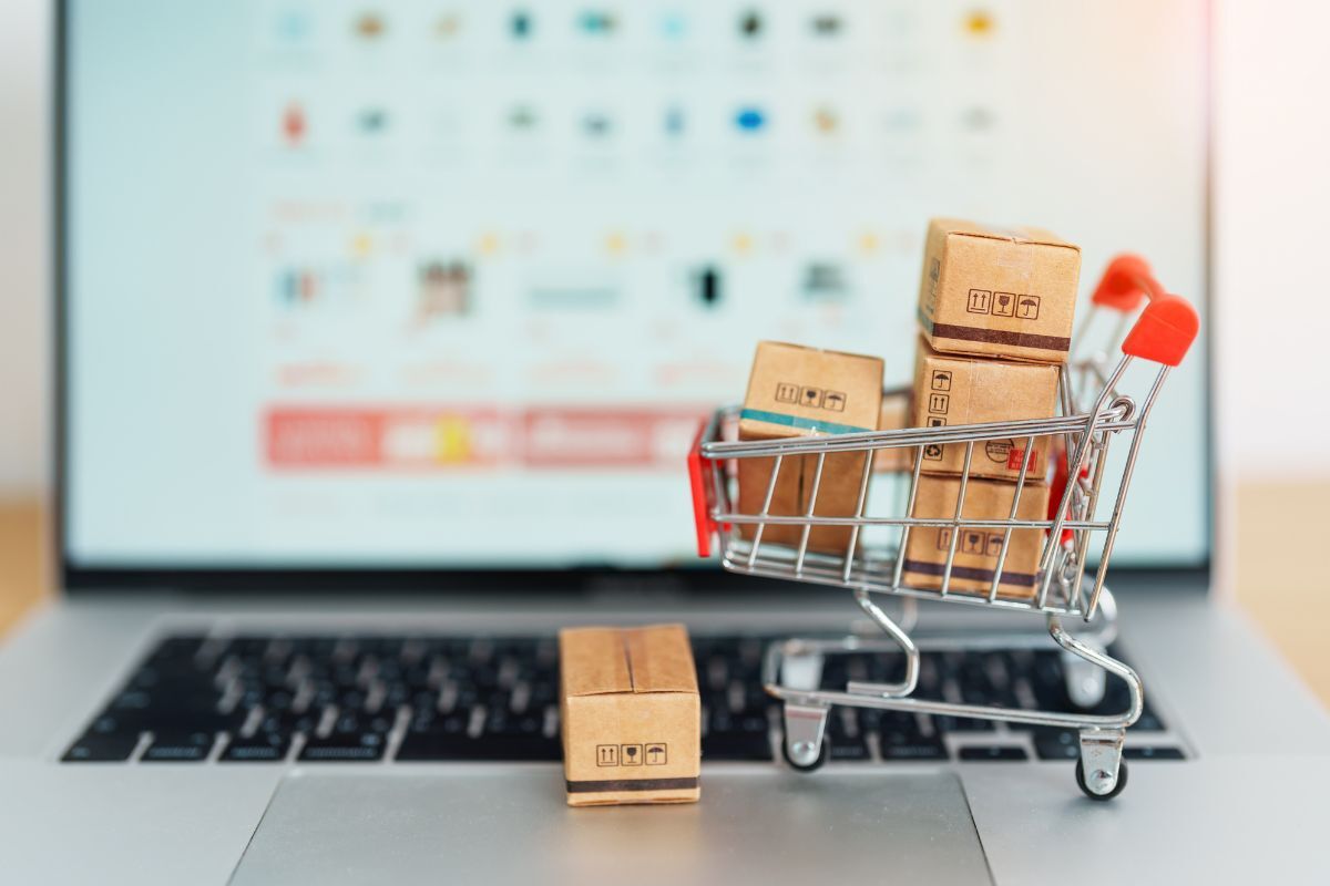 Top Benefits of Outsourcing Courier Services for Retailers